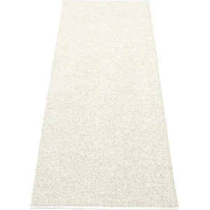 Svea gångmatta vanilla/beige metallic från Pappelina I lager