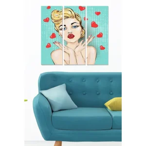 Nedsatt pris Canvastavla i trä 3-delar 50x70 cm - Kvinna med blont hår som ger kyssar omgiven av röda hjärtan Ljusblå / Röd / Beige - Inredning