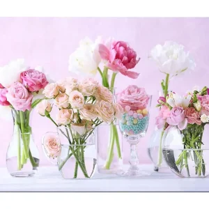 Utförsäljning Canvastavla 70x100 cm - Vacker bukett med rosa och vita blommor i olika glasvaser Rosa / Vit / Grön - Inredning