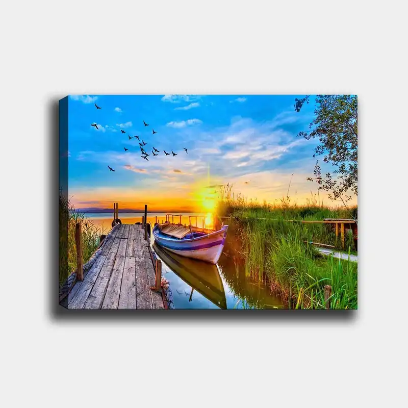 Kundfavorit Canvastavla 70x100 cm - Vacker solnedgång över en stilla sjö med en båt vid en träbrygga omgiven av grönska Blå / Orange / Grön - Inredning