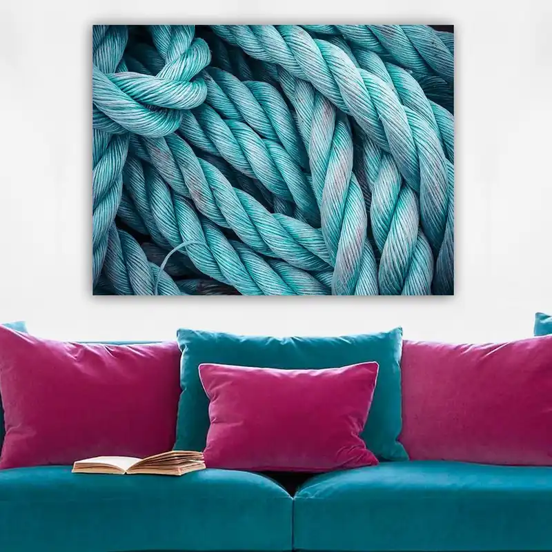 Utförsäljning Canvastavla 70x100 cm - Närbild av sammanflätade rep som skapar en dynamisk och texturerad komposition Turkos / Ljusblå - Inredning