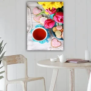 Sänkt pris Canvastavla 70x100 cm - Färgglad stillhet med en kopp te, blommor och dekorerade kakor Röd / Rosa / Grön - Inredning