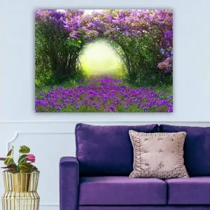 Canvastavla 70x100 cm - Magisk trädgård med lila blommor som leder in i en ljus tunnel av grönska Lila / Grön / Gul - Inredning Begränsat antal