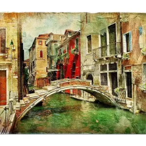 Kampanj Canvastavla 70x100 cm - Pittoresk kanal med en bro omgiven av färgglada byggnader i Venedig Röd / Grön / Beige - Inredning