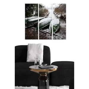 Canvastavla i trä 3-delar 50x70 cm - Grönmålade båtar täckta av snö vid en stilla vattendrag Grön / Vit / Brun - Inredning Begränsat antal