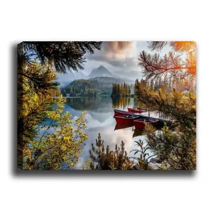 Populär Canvastavla 70x100 cm - Stilla sjö med en röd båt vid en träbrygga, omgiven av grönskande träd och fjärran berg Grön / Röd / Blå - Inredning