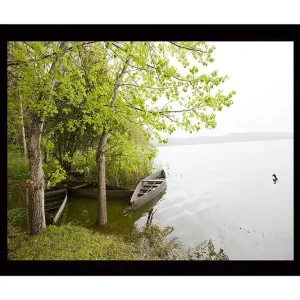 Billigare Inramad Canvastavla i trä - 41x56 cm - Stillhet vid sjön med båtar och grönskande träd Grön / Brun / Grå - Inredning