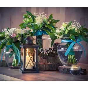 Canvastavla 70x100 cm - Vacker stillhet med blommor i glasvaser och en lykta som skapar en mysig atmosfär Grön / Vit / Blå - Inredning Expressleverans