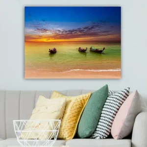 Billig Canvastavla 70x100 cm - Tre traditionella båtar som ligger vid en strand under en färgstark solnedgång Blå / Orange / Grön - Inredning