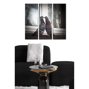 Canvastavla i trä 3-delar 50x70 cm - Kärleksfullt par av duvor vid ett fönster Grå / Svart / Brun - Inredning Beställ idag