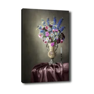 Canvastavla 70x100 cm - Vacker bukett med färgglada blommor i en elegant vas Lila / Rosa / Blå - Inredning Rabatter