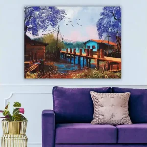 Kampanj Canvastavla 70x100 cm - Idyllisk landskapsmålning med en brygga som sträcker sig över en stilla vattenyta, omgiven av färgglada hus och träd i lila nyanser Lila / Blå / Brun - Inredning