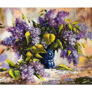 Canvastavla 70x100 cm - Vacker bukett med lila blommor i en blå vas Lila / Grön / Blå - Inredning Beställ nu