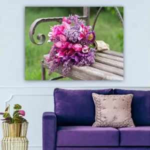 Canvastavla 70x100 cm - Vacker bukett med rosa och lila blommor arrangerad på en bänk Rosa / Lila / Grön - Inredning Fynd