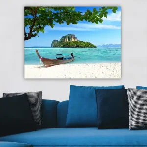 Canvastavla 70x100 cm - Båt vid en tropisk strand med klart blått vatten och grönskande öar i bakgrunden Blå / Grön / Beige - Inredning Handla nu