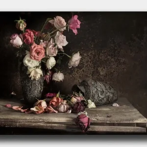 Canvastavla 70x100 cm - Bukett av färgglada rosor i en dekorativ vas, med några blommor som fallit utanför vasen Rosa / Vit / Mörkröd - Inredning Kundfavorit