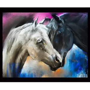 Inramad Canvastavla i trä - 41x56 cm - Två hästar i kontrasterande färger, en vit och en svart, som möts i en dynamisk komposition Vit / Svart / Blå - Inredning Begränsad tid
