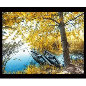 Inramad Canvastavla i trä - 41x56 cm - Båtar vid en spegelblanka sjö omgiven av gyllene höstlöv Guld / Grön / Blå - Inredning Handla nu