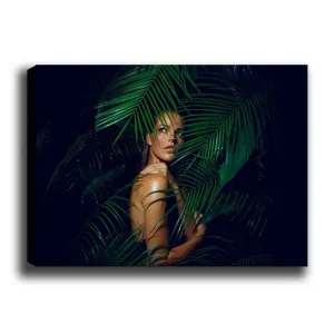 Canvastavla 70x100 cm - Kvinna delvis dold bakom gröna palmblad Mörkgrön / Ljusgrön / Beige - Inredning Premium