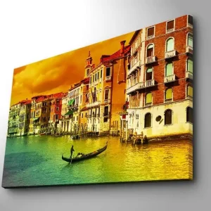 Populärt val Canvastavla 70x100 cm - Gondol som glider fram genom en kanal omgiven av färgglada byggnader i Venedig Guld / Grön / Röd - Inredning