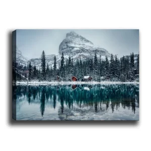 Canvastavla 70x100 cm - Vinterlandskap med snötäckta berg och en spegelblanka sjö omgiven av granar och röda stugor Mörkgrön / Blå / Vit - Inredning Erbjudandepris