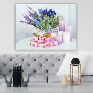 Endast idag Canvastavla 70x100 cm - Blomsterarrangemang med rosa rosor och lila blommor i en vit vas Rosa / Lila / Grön - Inredning