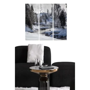 Canvastavla i trä 3-delar 50x70 cm - Snöklädd vinterlandskap med tallar och en porlande bäck Vit / Grå / Mörkgrön - Inredning I lager