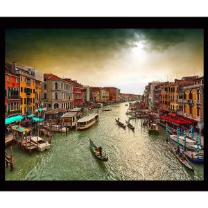 Inramad Canvastavla i trä - 41x56 cm - Vacker vy över en kanal i Venedig med färgglada byggnader och gondoler Grön / Orange / Blå - Inredning I lager