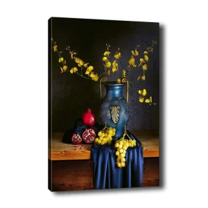 Canvastavla 70x100 cm - Vacker stilleben med en blå vas fylld med gula blommor och frukter som granatäpple och druvor Blå / Gul / Röd - Inredning Köp nu