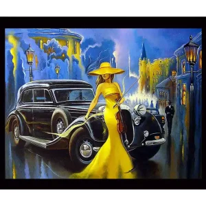 Inramad Canvastavla i trä - 41x56 cm - Elegant kvinna i gul klänning med fiol framför en klassisk bil i en stadsmiljö Gul / Svart / Blå - Inredning Snabb frakt