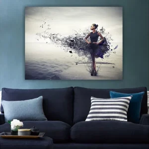Canvastavla 70x100 cm - Elegant kvinna i en svart klänning som står på en strand med en abstrakt, färgsprakande bakgrund Svart / Lila / Grå - Inredning Lågt pris