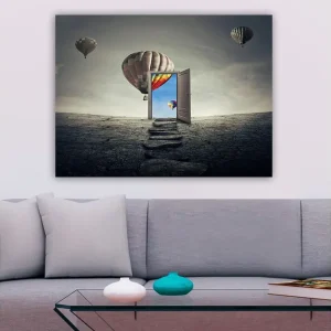 Canvastavla 70x100 cm - Öppen dörr som leder till en färgglad himmel med varmluftsballonger som svävar över en karg landskap Grå / Beige / Röd - Inredning risnedsättning