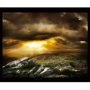 Beställ idag Inramad Canvastavla i trä - 41x56 cm - Dramatiskt landskap med solstrålar som bryter genom molnen Guld / Mörkgrå / Grön - Inredning