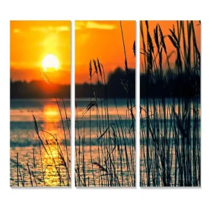 Utförsäljning Canvastavla i trä 3-delar 50x70 cm - Solnedgång över en spegelblanka sjö med gräs i förgrunden Orange / Mörkblå / Guld - Inredning