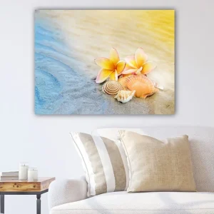 Canvastavla 70x100 cm - Blommor och snäckor på en strand med mjuka sand- och havsfärger Blå / Gul / Rosa - Inredning Rea