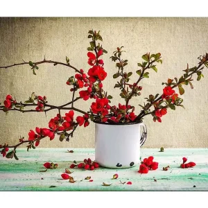 Canvastavla 70x100 cm - Vacker bukett med röda blommor i en vit kopp Röd / Grön / Vit - Inredning Bästa pris