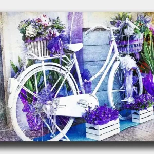Rabatter Canvastavla 70x100 cm - Vit cykel dekorerad med blommor och lila detaljer Lila / Vit - Inredning