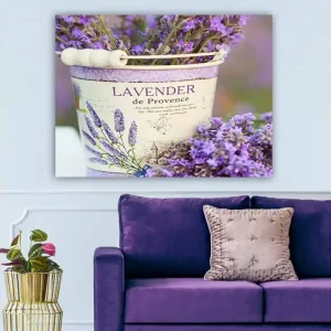 Canvastavla 70x100 cm - Vacker bukett av lavendel i en dekorativ hink Lila / Vit - Inredning Begränsad tid