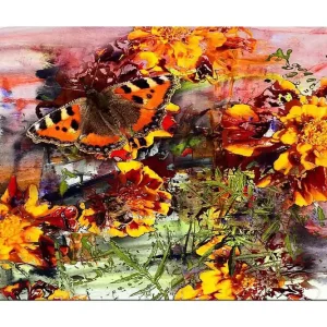 Canvastavla 70x100 cm - Färgglad fjäril som sitter på blommor i en livlig trädgård Orange / Gult / Grönt - Inredning Beställ idag