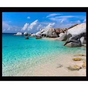 Kampanjpris Inramad Canvastavla i trä - 41x56 cm - Klarblått hav med stora klippor och sandstrand Turkos / Vit / Grå - Inredning