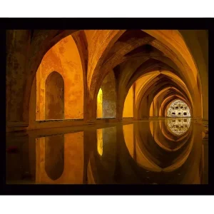 Inramad Canvastavla i trä - 41x56 cm - Vacker arkitektur med reflektioner i en stilla vattenyta Guld / Orange / Brun - Inredning Sista chansen