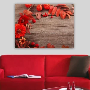 Canvastavla 70x100 cm - Vacker komposition av röda blommor och höstlöv mot en träbakgrund Röd / Orange / Brun - Inredning Extra rabatt