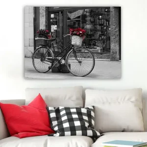 Canvastavla 70x100 cm - Svart cykel med blommor i korgar på en gata Röd / Svart / Grå - Inredning Kampanjpris