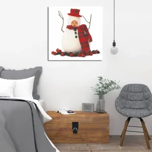 Säker betalning Canvastavla 45x45 cm - Snögubbe med röd hatt och scarf, omgiven av tomtar Vit / Röd / Svart - Inredning