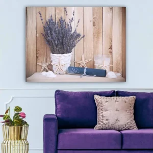 Canvastavla 70x100 cm - Vacker bukett av lavendel i en vit korg, omgiven av strandmotiv och ljusa detaljer Lila / Vit / Beige - Inredning Rabatter