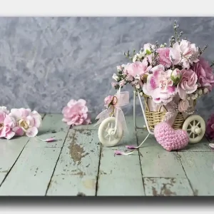 Köp nu Canvastavla 70x100 cm - Vacker bukett med rosa blommor i en liten cykelkorg Rosa / Grön / Vit - Inredning