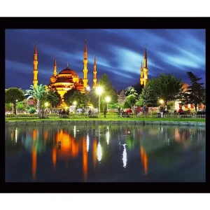 Inramad Canvastavla i trä - 41x56 cm - Storslagen moské med upplysta minareter vid en spegelblanka sjö Orange / Grön / Blå - Inredning Kampanj