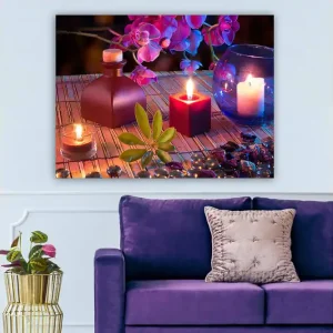 Canvastavla 70x100 cm - Stillsam och harmonisk stilleben med ljus, blommor och dekorationer Mörkröd / Grön / Lila - Inredning Nyhet