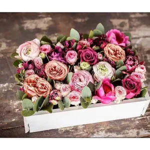 Beställ idag Canvastavla 70x100 cm - Vacker bukett med färgglada blommor i en vit låda Rosa / Lila / Grön - Inredning