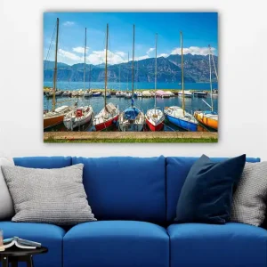Canvastavla 70x100 cm - Flera färgglada segelbåtar vid en hamn med berg i bakgrunden Blå / Röd / Orange - Inredning Reapris